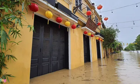 Phố cổ Hội An chìm trong biển nước